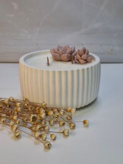 Vela aromática artesanal en recipiente redondo rayado blanco