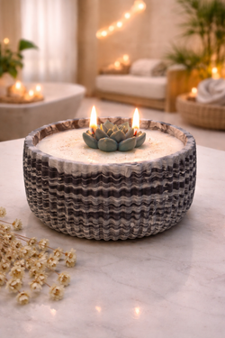 Vela aromática artesanal en recipiente redondo rayado efecto mármol