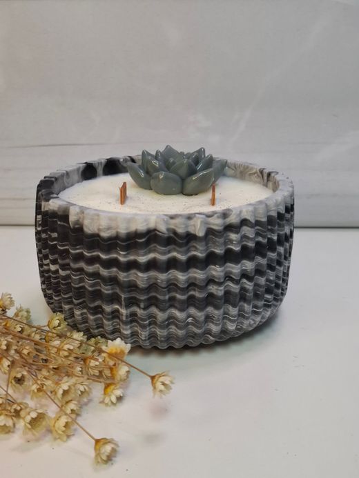 Vela aromática artesanal en recipiente redondo rayado efecto mármol