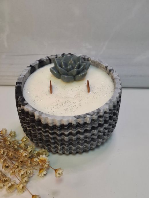 Vela aromática artesanal en recipiente redondo rayado efecto mármol