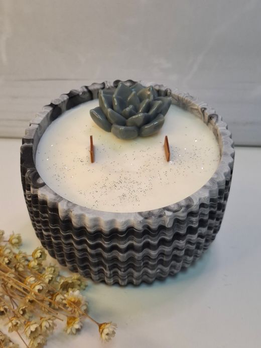 Vela aromática artesanal en recipiente redondo rayado efecto mármol