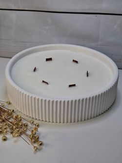 Vela aromática artesanal XL en recipiente blanco rayado