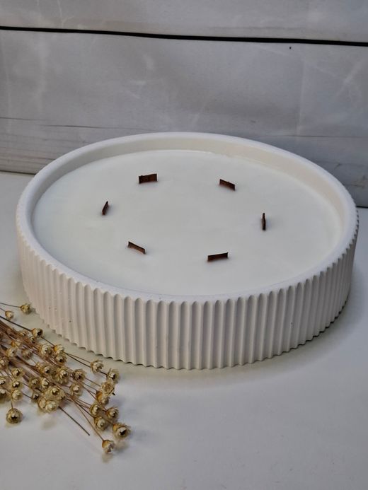 Vela aromática artesanal XL en recipiente blanco rayado