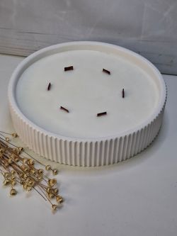 Vela aromática artesanal XL en recipiente blanco rayado