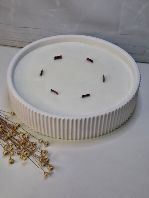 Vela aromática artesanal XL en recipiente blanco rayado