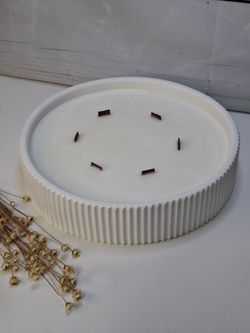 Vela aromática artesanal XL en recipiente blanco rayado