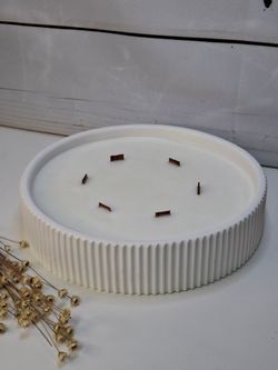 Vela aromática artesanal XL en recipiente blanco rayado