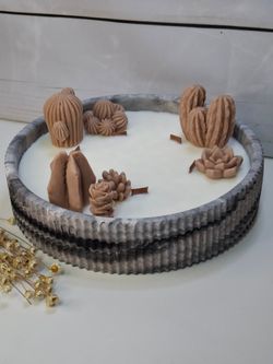 Vela aromática artesanal XL en recipiente rayado efecto mármol