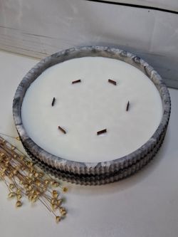 Vela aromática artesanal XL en recipiente rayado efecto mármol