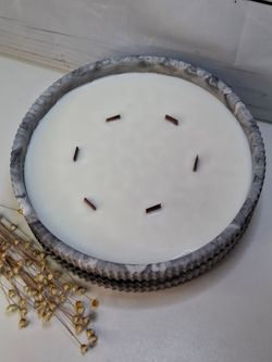 Vela aromática artesanal XL en recipiente rayado efecto mármol