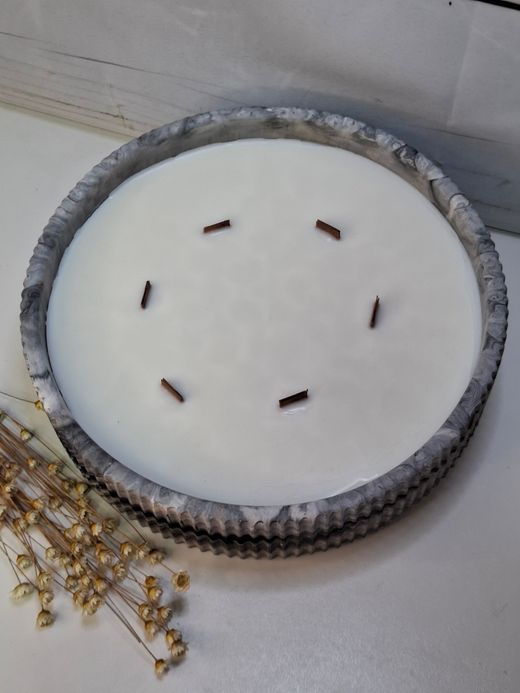 Vela aromática artesanal XL en recipiente rayado efecto mármol