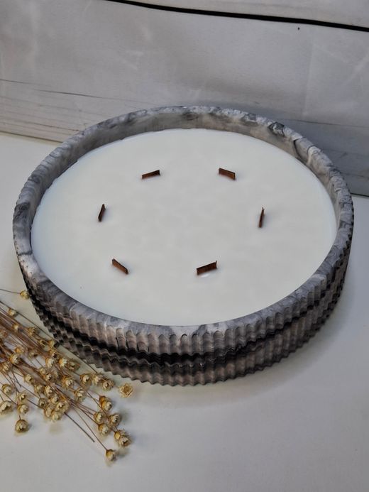 Vela aromática artesanal XL en recipiente rayado efecto mármol
