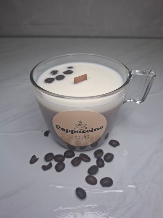Vela artesanal con aroma a café en taza de cristal