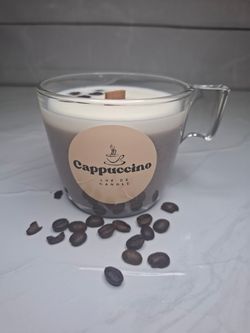 Vela artesanal con aroma a café en taza de cristal