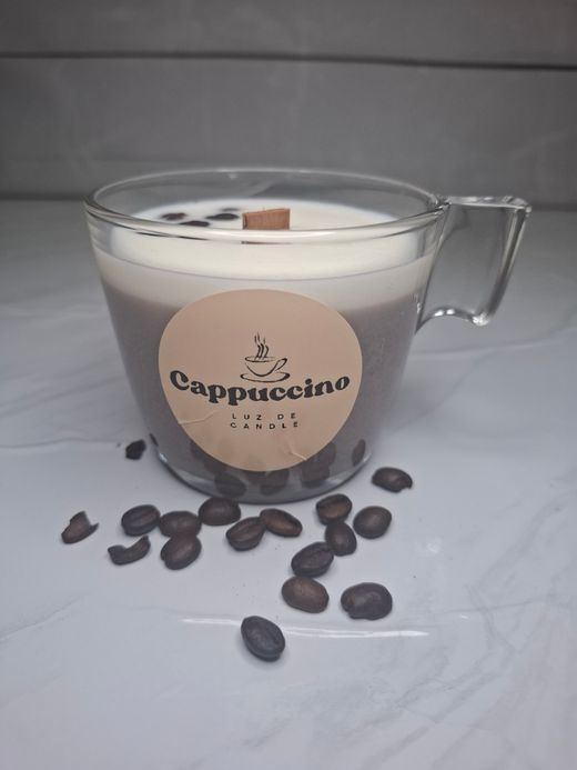 Vela artesanal con aroma a café en taza de cristal