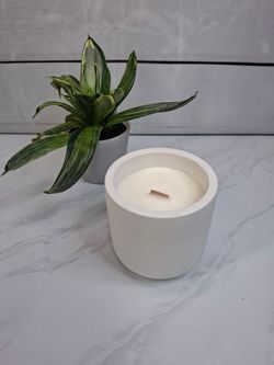 Vela artesanal en vaso blanco minimalista