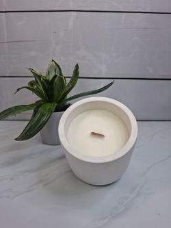 Vela artesanal en vaso blanco minimalista