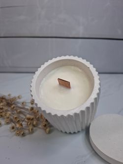 Vela blanca artesanal en tarro rayado con tapa