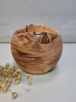 Vela Artesanal de Cera de Soja Natural en Recipiente de Resina Ecológica Color Terracota – Hecha a Mano