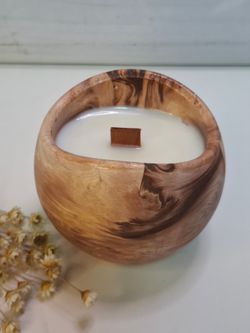 Vela Artesanal de Cera de Soja Natural en Recipiente de Resina Ecológica Color Terracota – Hecha a Mano
