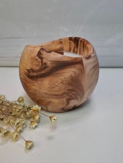 Vela Artesanal de Cera de Soja Natural en Recipiente de Resina Ecológica Color Terracota – Hecha a Mano