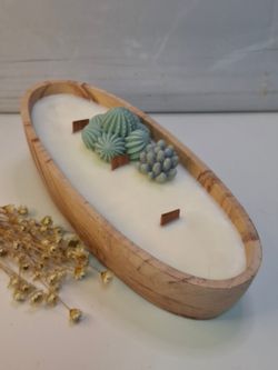 Vela artesanal de cera de soja natural en recipiente de resina ecológica terracota