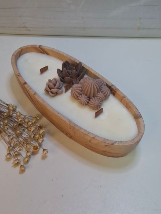 Vela artesanal de cera de soja natural en recipiente de resina ecológica terracota