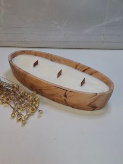 Vela artesanal de cera de soja natural en recipiente de resina ecológica terracota