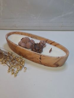 Vela artesanal de cera de soja natural en recipiente de resina ecológica terracota