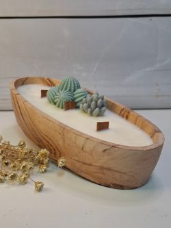Vela artesanal de cera de soja natural en recipiente de resina ecológica terracota