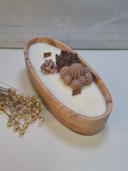 Vela artesanal de cera de soja natural en recipiente de resina ecológica terracota