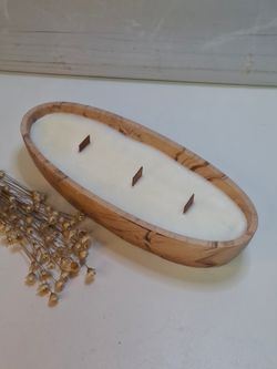 Vela artesanal de cera de soja natural en recipiente de resina ecológica terracota