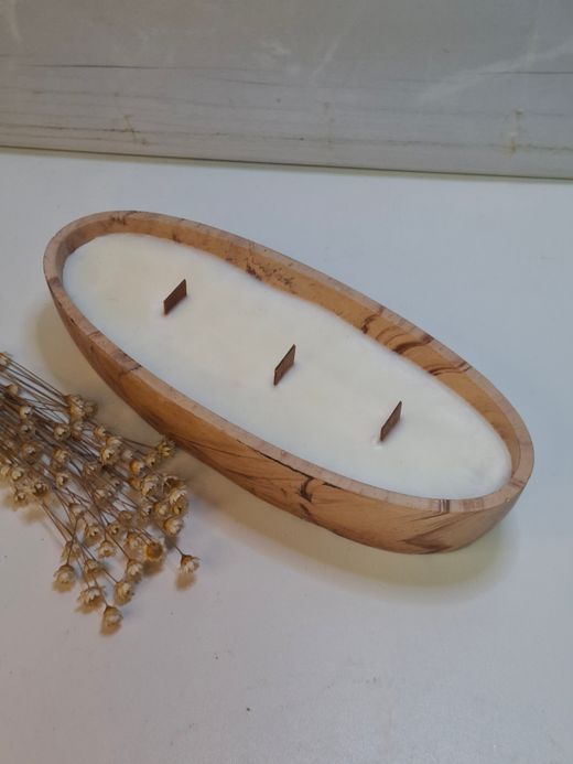 Vela artesanal de cera de soja natural en recipiente de resina ecológica terracota