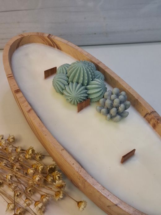 Vela artesanal de cera de soja natural en recipiente de resina ecológica terracota