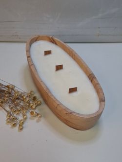 Vela artesanal de cera de soja natural en recipiente de resina ecológica terracota