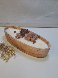 Vela artesanal de cera de soja natural en recipiente de resina ecológica terracota
