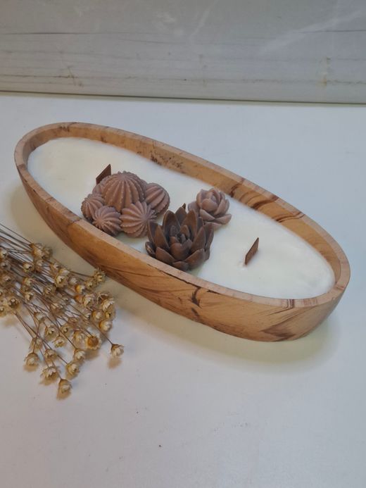 Vela artesanal de cera de soja natural en recipiente de resina ecológica terracota