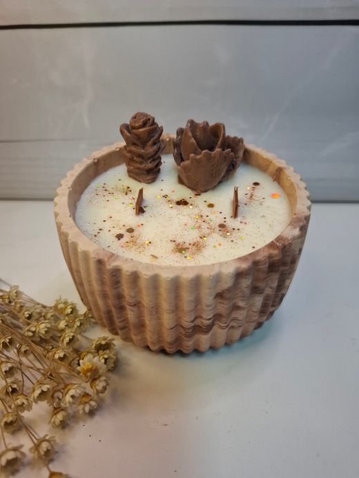 Vela artesanal de cera de soja natural en recipiente estriado de resina ecológica terracota