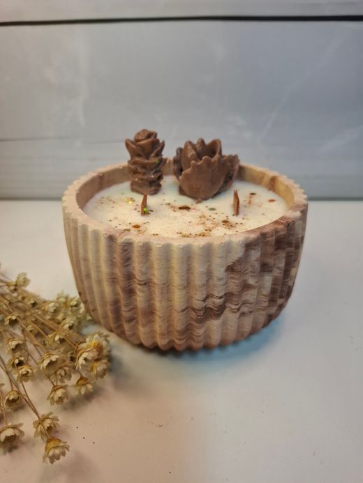 Vela artesanal de cera de soja natural en recipiente estriado de resina ecológica terracota