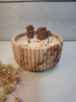 Vela artesanal de cera de soja natural en recipiente estriado de resina ecológica terracota