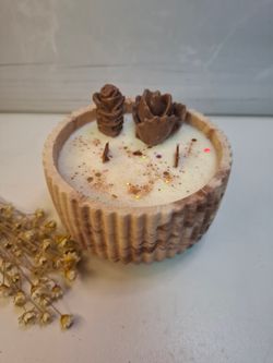 Vela artesanal de cera de soja natural en recipiente estriado de resina ecológica terracota