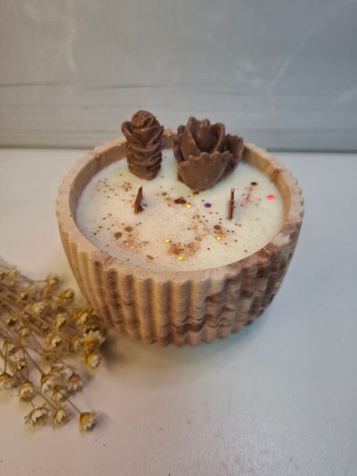 Vela artesanal de cera de soja natural en recipiente estriado de resina ecológica terracota