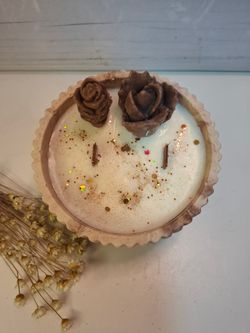 Vela artesanal de cera de soja natural en recipiente estriado de resina ecológica terracota