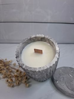 Vela artesanal en recipiente mármol con tapa