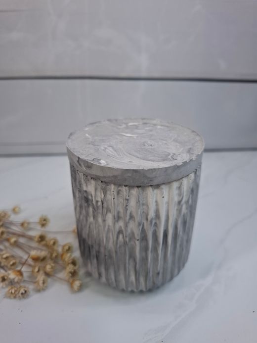 Vela artesanal en recipiente mármol con tapa