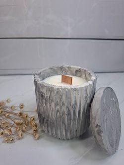 Vela artesanal en recipiente mármol con tapa