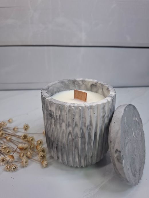 Vela artesanal en recipiente mármol con tapa