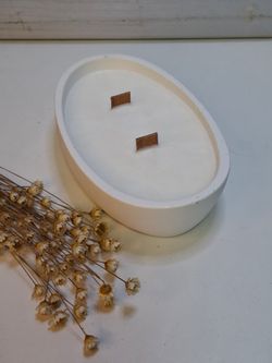 Vela artesanal ovalada blanca