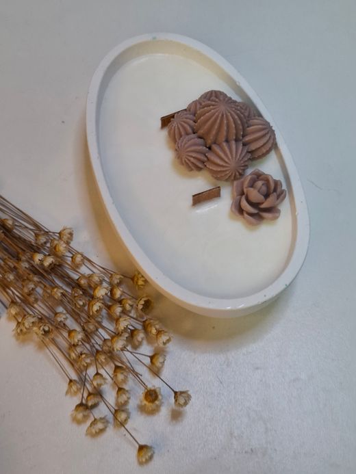 Vela artesanal ovalada blanca