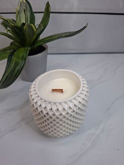 Vela decorativa en recipiente blanco textura rombo